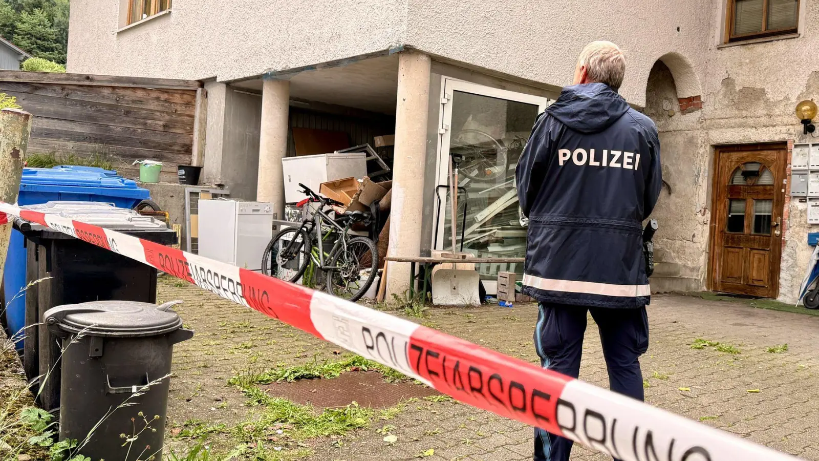 In Deggendorf beginnt der Prozess gegen einen Mann, der in Zwiesel drei Menschen ermordet haben soll. (Archivbild) (Foto: Christine Vincon/dpa)