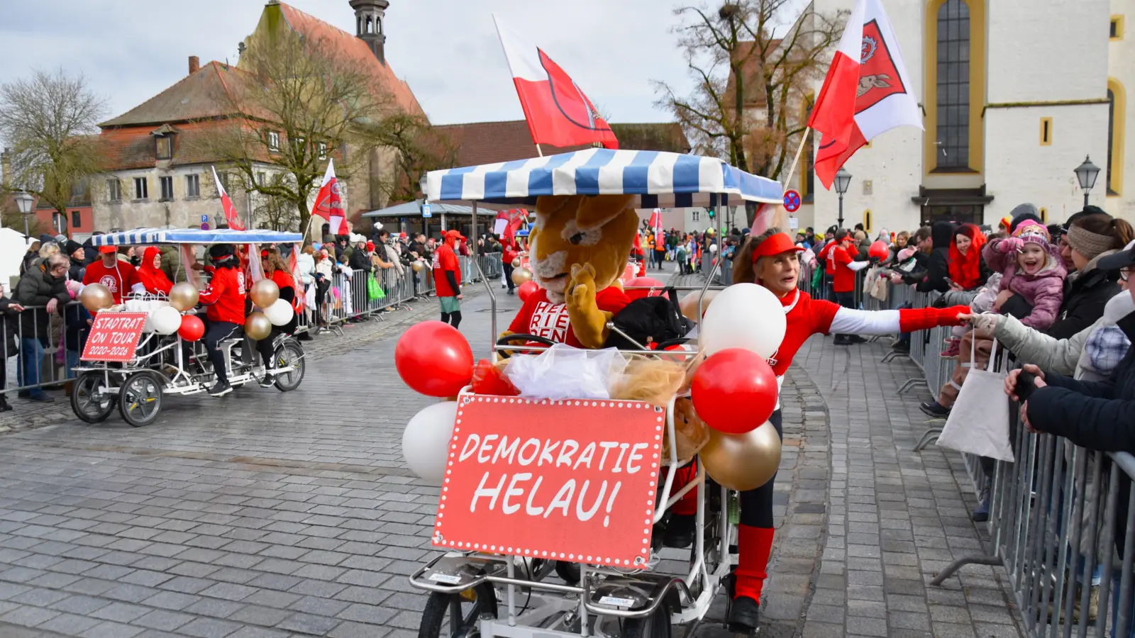 Bürgermeisterin Dorina Jechnerer – in einer Rikscha mit dem Herrieder Hasen – und Mitglieder des Stadtrats führten den Herrieder Gaudiwurm an. <br> (Foto: Werner Wenk)