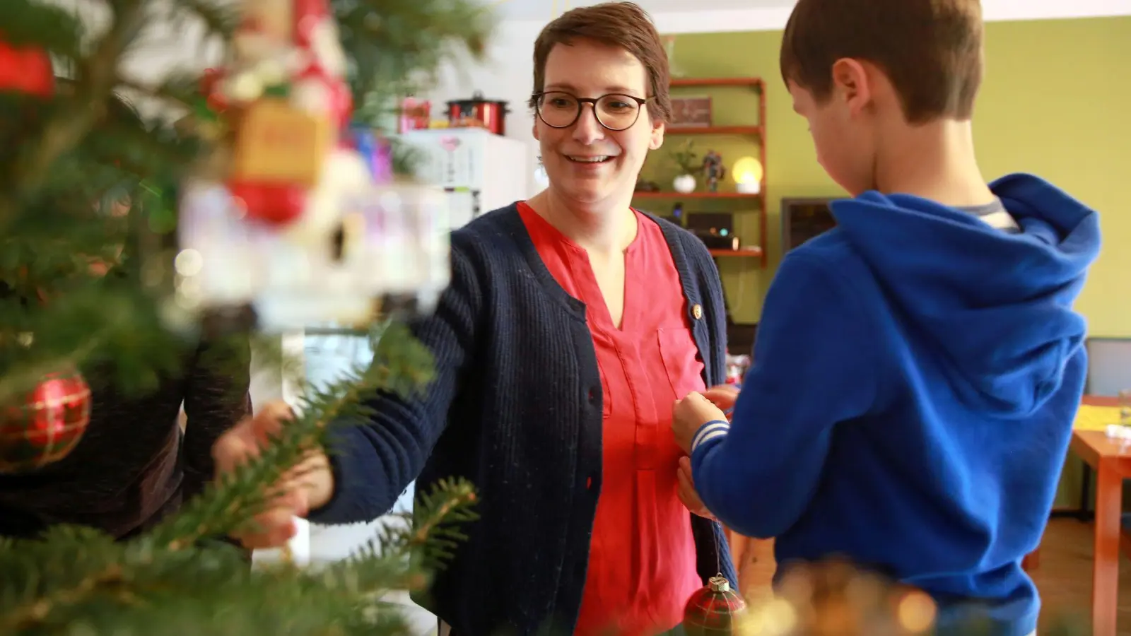 Für entspannte Weihnachtstage: Feste Rituale schaffen Sicherheit, Ruhe und Struktur. (Foto: Mascha Brichta/dpa-tmn)