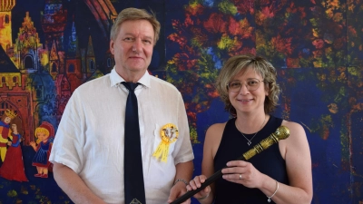 Nach 15 Jahren als Chef der Heilsbronner Grundschule geht Martin Roth in den Ruhestand. Bei seiner Verabschiedung übergab er den symbolischen Staffelstab an seine Nachfolgerin Martina Bornschein. (Foto: Florian Schwab)