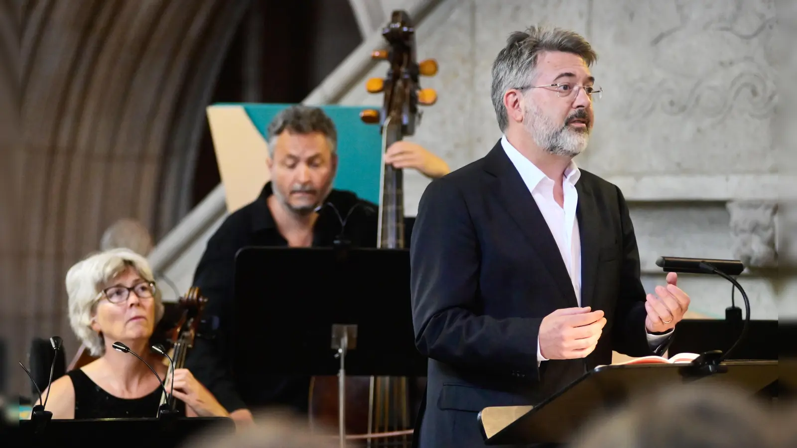 Lotete die Texte von Bach-Kantaten aus: der Bariton Stephan MacLeod mit seinem Ensemble Gli Angeli Genève. (Foto: Jim Albright)