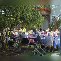 Bei bestem Wetter gab es Wiesn-Hendl mit Kartoffelsalat und zünftige Musik im Bürgerheim bei der „AnneWiese”.  (Foto: Margit Schwandt)