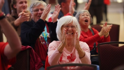 Jubel bricht aus, als bei einer Pro-Kanada-Veranstaltung die ersten Abstimmungsergebnisse angezeigt werden. (Foto: James Maclennan/The Canadian Press/AP/dpa)