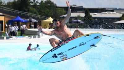 Olympionike Leon Glatzer im neuen Surfpark (Foto: Felix Hörhager/dpa)