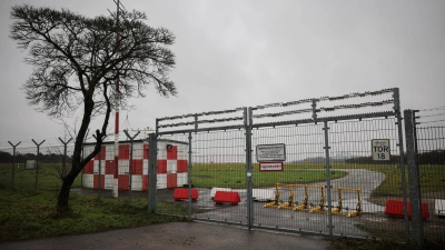 Eine mobile Rammschutzanlage sichert eine Einfahrt zum Flugfeld am Südende des Hamburger Flughafens. (Foto: Christian Charisius/dpa)