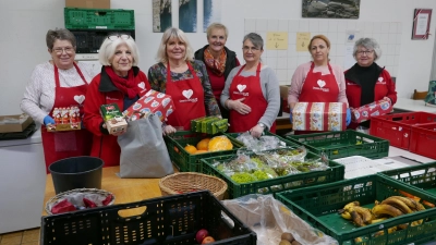 Die Mitarbeiterinnen vom Dinkelsbühler Tisch (von links): Renate Gaiß, Koordinatorin Maria Winterstein, Monika Stark, die Gründerin des Dinkelsbühler Tisches Elke Böhm, Pia Schmidt, Maryam Shahi und Ingrid Metzner. (Foto: Roman Kocholl)