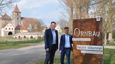 Vor der historischen Kulisse an der Altmühl: Hans-Dieter Niederprüm, Geschäftsführer des Tourismusverbandes Fränkisches Seenland, und Ornbaus Bürgermeister Marco Meier. (Foto: Jonas Volland)