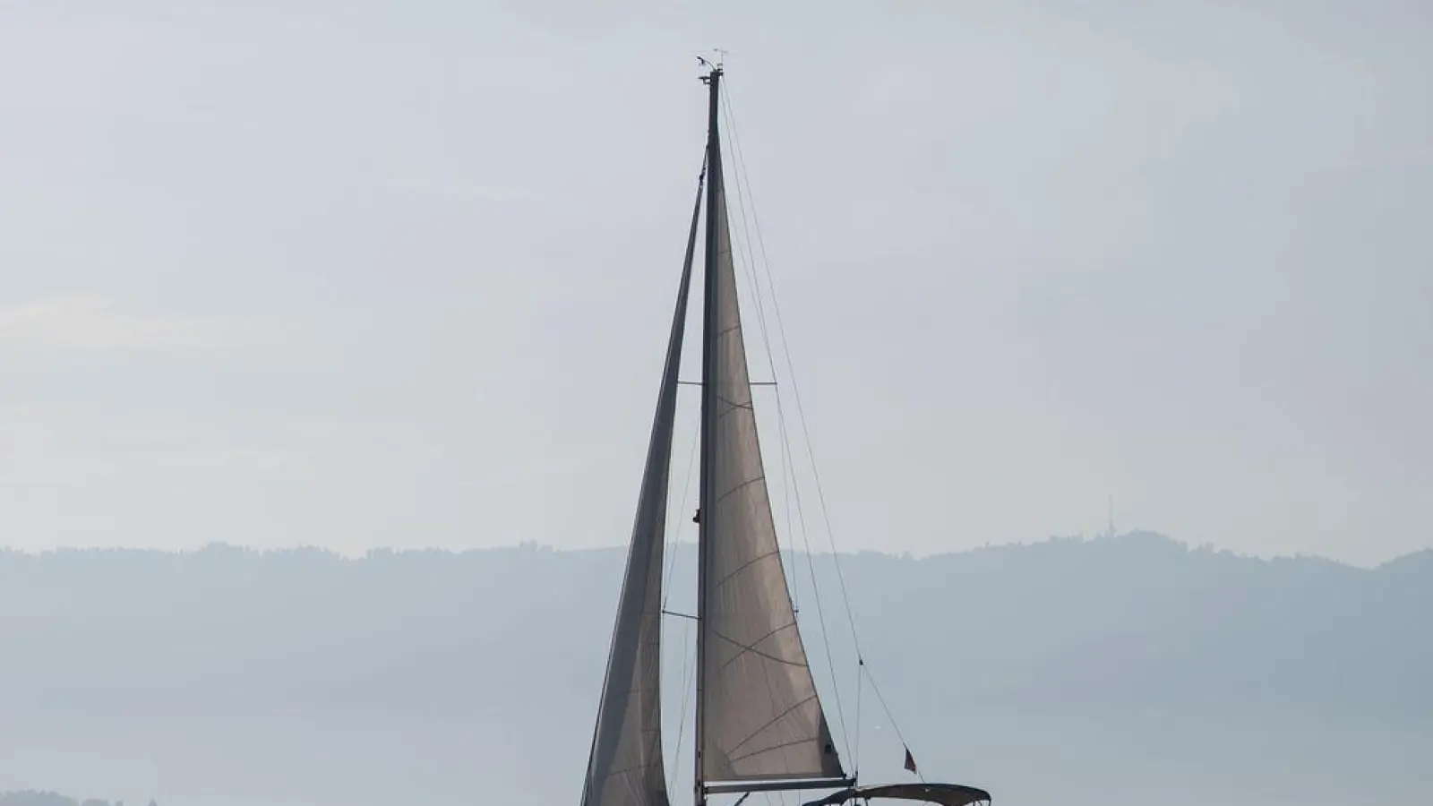 Polizei und Feuerwehr bargen die beiden Boote. (Symbolbild) (Foto: Marijan Murat/dpa)