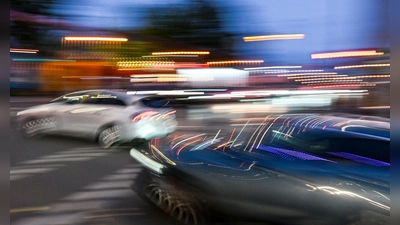 Ältere Fahrer sind gemessen an ihrem Bevölkerungsanteil seltener in Unfälle verstrickt als jüngere. (Symbolbild) (Foto: Jens Kalaene/dpa)