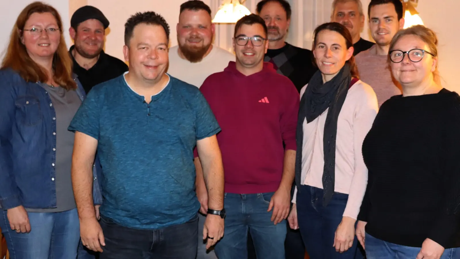 Für Walkershofen und Simmershofen wurde eine gemeinsame Liste aufgestellt. Um das Amt des Bürgermeisters bewirbt sich wieder Florian Hirsch (Dritter von links, hinten stehend) (Foto: Alfred Gehring )