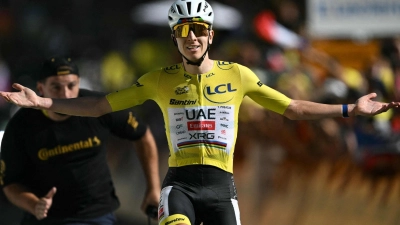 Tadej Pogacar triumphiert in Alpe d'Huez.  (Foto: Jeff Pachoud/AFP/dpa)