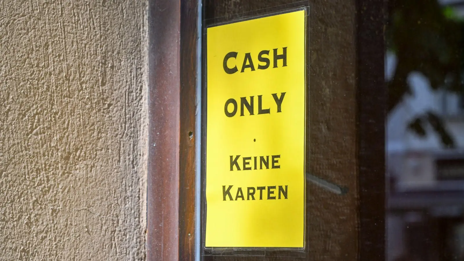 Manche Geschäfte und Restaurant akzeptieren nur Bargeld. (Archivbild) (Foto: Jens Kalaene/dpa)