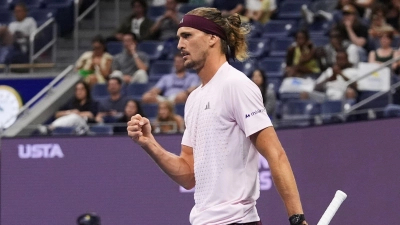 Alexander Zverev bejubelt den Achtelfinaleinzug.  (Foto: Frank Franklin II/AP/dpa)