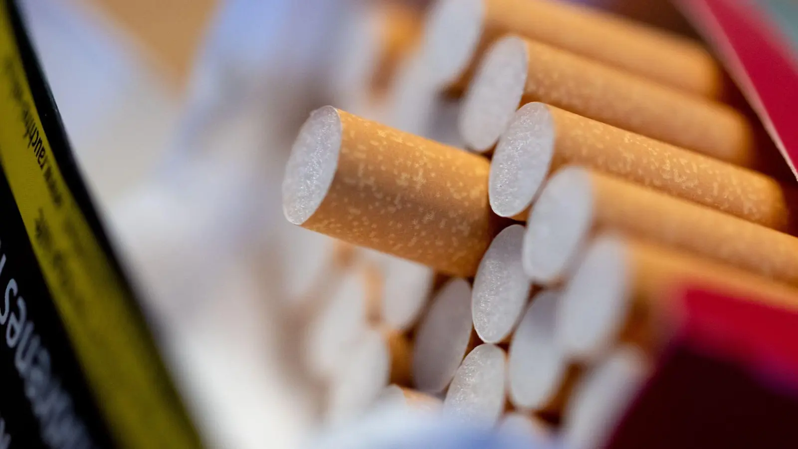 Die zwei Männer mussten die 5000 Zigaretten verzollen.  (Symbolbild: Sven Hoppe/dpa)