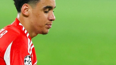 Jamal Musiala sitzt in Bergamo am Boden. Der Nationalspieler hat wieder Probleme am operierten linken Bein. (Archivbild) (Foto: Jan Woitas/dpa)