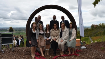 Staatsministerin Michaela Kaniber (Dritte von rechts) weihte im Beisein von Weinhoheiten und viel Prominenz das 10.000. Regionalbudget-Kleinprojekt – den „Ipsheimer Panoramablick” – ein. Zu finden ist er auf einer der höchsten Stellen der Weinberge. (Foto: Ute Niephaus)