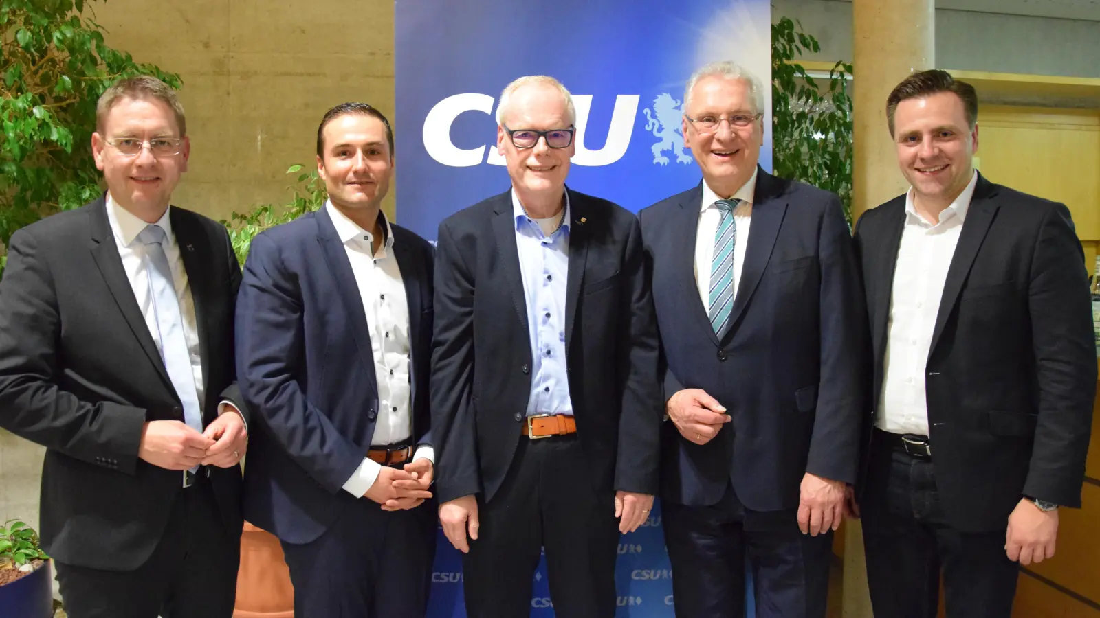 Dr. Jürgen Pfeiffer (Mitte) stand im Mittelpunkt der Veranstaltung. Landrat Dr. Jürgen Ludwig, CSU-Ortsvorsitzender Sebastian Gaukler, Innenminister Joachim Herrmann und Landtagsabgeordneter Andreas Schalk (von links) würdigten das kommunalpolitische Wirken des Heilsbronner Bürgermeisters. (Foto: Florian Schwab)