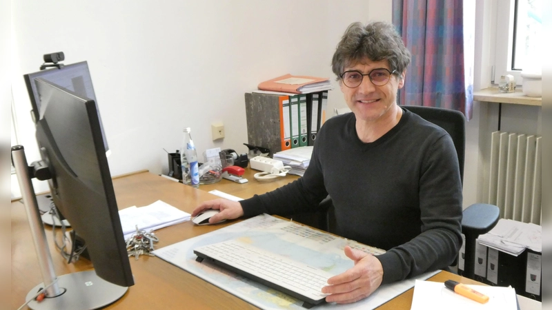 Martin Schachner analysiert gerne Strukturen. Als Bürgermeister von Röckingen hat er sich auf diese Weise intensiv mit dem Wassermanagement gefasst. Von seinen Erfahrungen sollen nun auch andere Kommunen profitieren. (Foto: Walter Oberhäußer)
