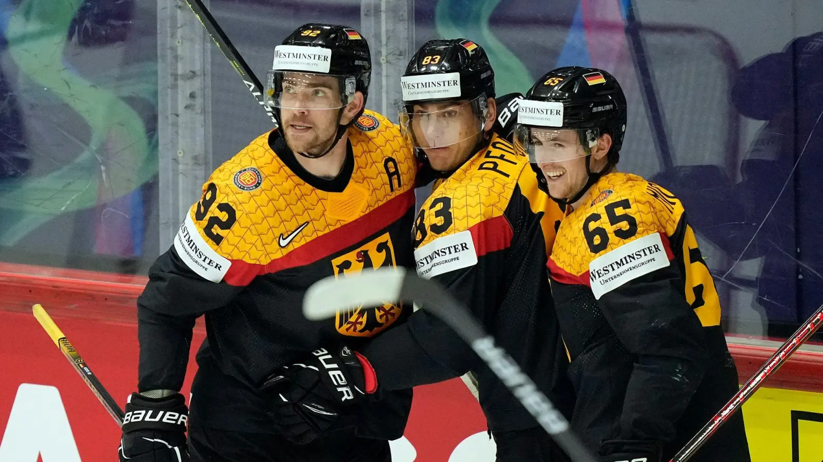 Leonhard Pföderl (M) aus Deutschland jubelt mit seinen Teamkollegen Marcel Noebels (l) und Marc Michaelis über sein Tor im WM-Spiel gegen Frankreich. (Foto: Martin Meissner/AP/dpa)