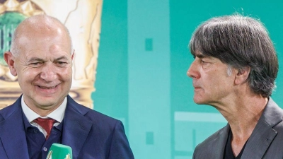 Ex-Bundestrainer Joachim Löw (r) bei der Übergabe des DFB-Pokals für das Finale in Berlin. (Foto: Andreas Gora/dpa)