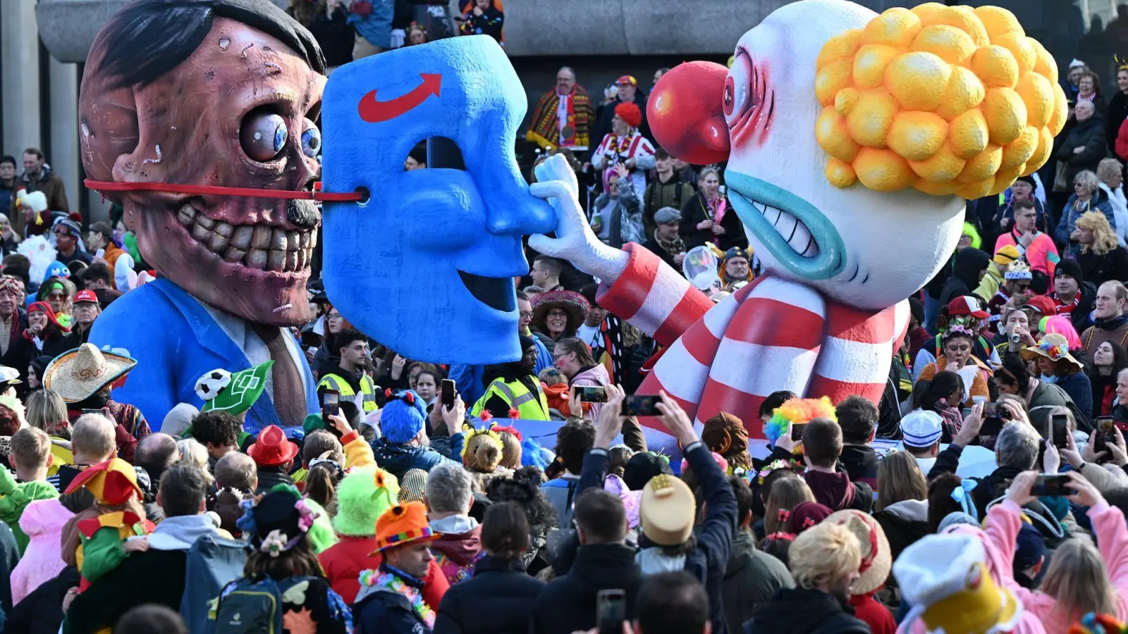 Die Bundestagswahlen finden wenige Tage vor dem Straßenkarneval - hier beim Rosenmontag in Düsseldorf - statt (Illustration) (Foto: Federico Gambarini/dpa)