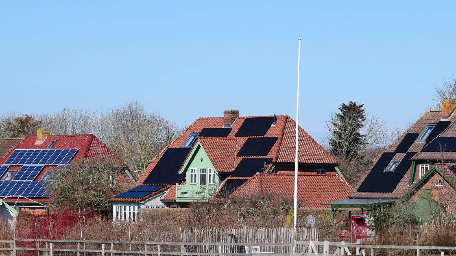 Haushalte mit PV-Anlagen sollen sich künftig stärker an der Netzfinanzierung beteiligen. (Symbolbild) (Foto: Frank Molter/dpa)