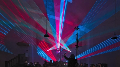 Das Zusammentreffen von Lichtinstallationen und Chormusik im Kirchenraum sorgte beim Publikum mitunter für ganz neue Sinneswahrnehmungen. (Foto: Martin Stumpf)