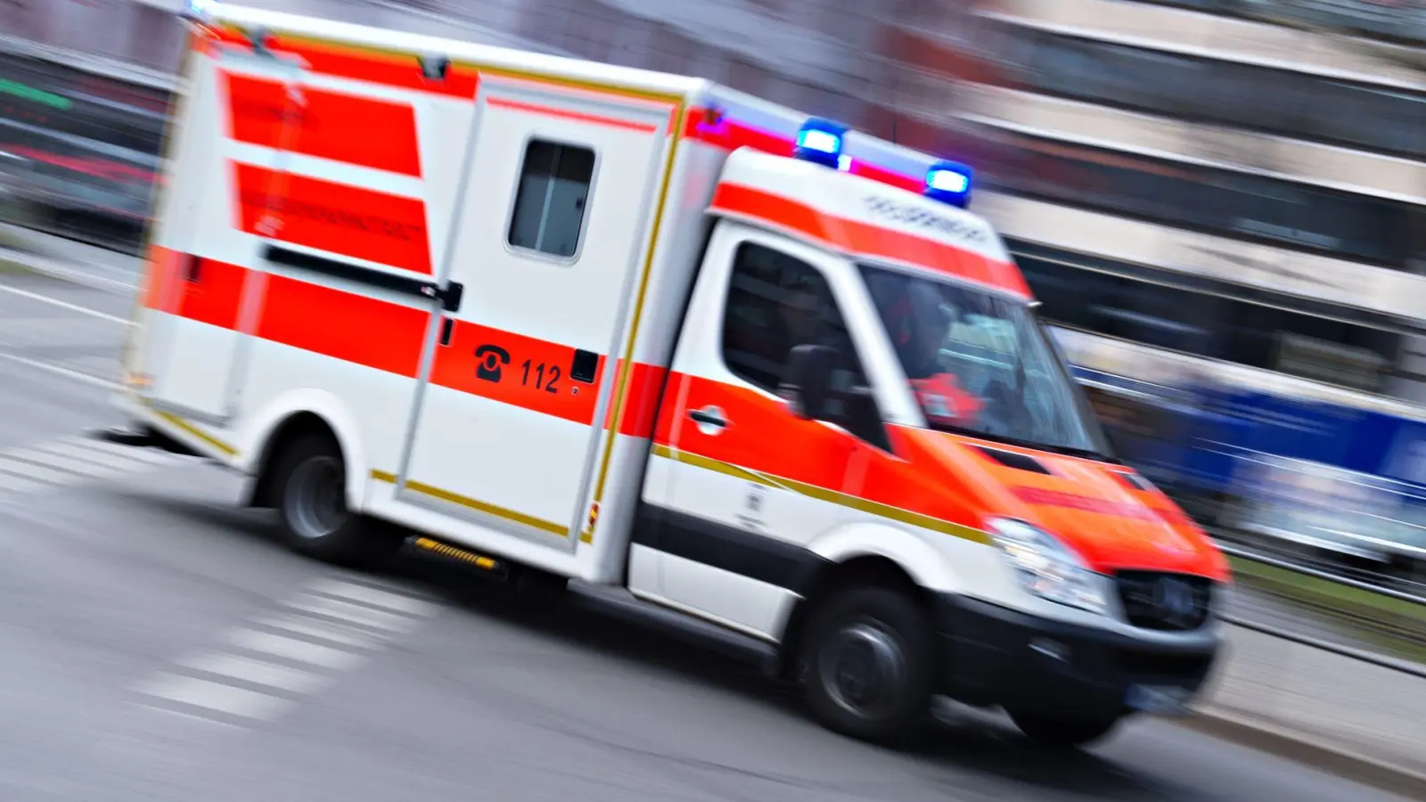 Der Fahrer eines Rettungswagens konnte den Zusammenprall mit dem Mädchen nicht mehr verhindern. (Symbolbild) (Foto: Nicolas Armer/dpa)