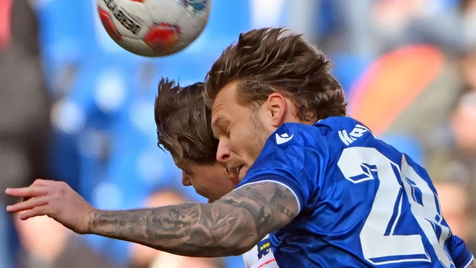 Die Zuschauer sahen im Wildpark ein umkämpftes Spiel.  (Foto: Uli Deck/dpa)