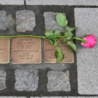 Im sächsischen Heidenau sollen künftig keine neuen Stolpersteine mehr verlegt werden. (Symbolbild)  (Foto: Swen Pförtner/dpa)