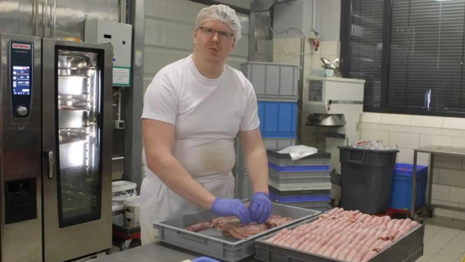 Denny Liebe bereitet in der Snackabteilung der Burgbernheimer Brothaus-Zentrale die Zutaten für belegte Brötchen und Baguettes vor. Zu seinen Aufgaben gehört es unter anderem, Schinken-Käse-Rollen zu formen.  (Foto: Kristina Schmidl)