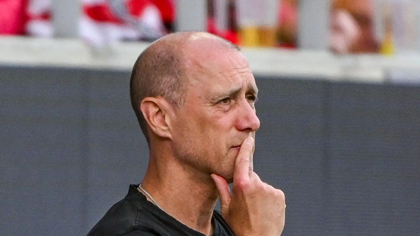 Trainer Joe Enochs von Regensburg steht am Spielfeldrand. (Foto: Armin Weigel/dpa)