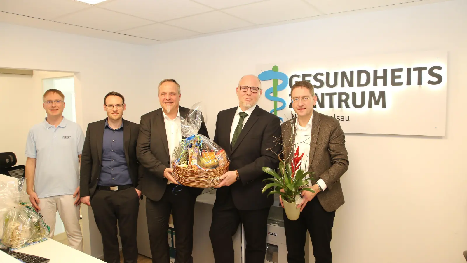 Feierten die Eröffnung des Gesundheitszentrums (von links): Dr. Benjamin Welte, Oliver Legler, Bürgermeister Christoph Schmoll, Stefan Grün und Landrat Dr. Jürgen Ludwig. (Foto: Alexander Biernoth)