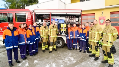 Vor ihrem Domizil präsentieren sich Aktive der Freiwilligen Feuerwehr Elpersdorf. (Foto: Jim Albright)