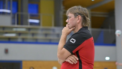Nachdenklich: TSV-Trainer Armin Hoefer steht am letzten Spieltag ein Endspiel bevor. (Foto: Martin Rügner)