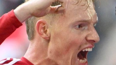 Bejubeln das 1:0: Düsseldorfs Profis um Doppel-Torschütze Itten. (Foto: Anke Waelischmiller/dpa)