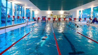 Ein Ort für die ganze Familie und eine wichtige Stätte für Vereine und Schulen: So beschreibt die ABuV das Freizeitbad Aquella, das auch in der warmen Jahreszeit gut besucht wird. (Archivfoto: Jim Albright)