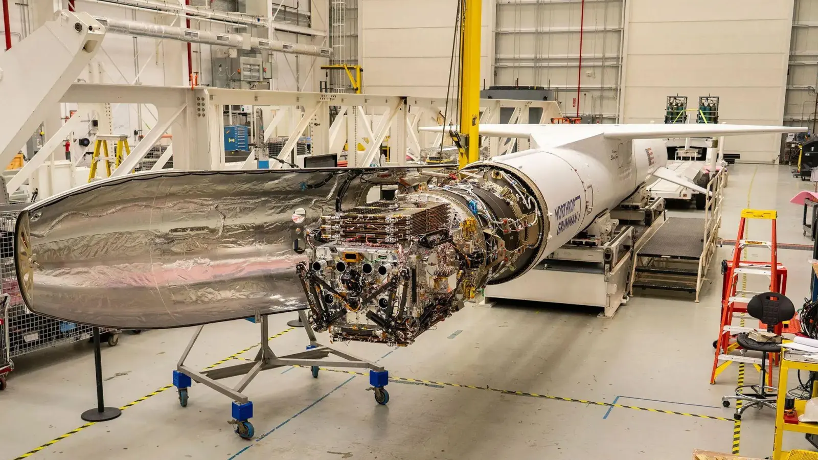 Das „LINK”-Raumfahrzeug steht in einer Halle (Foto: Ron Beard/NASA/dpa)