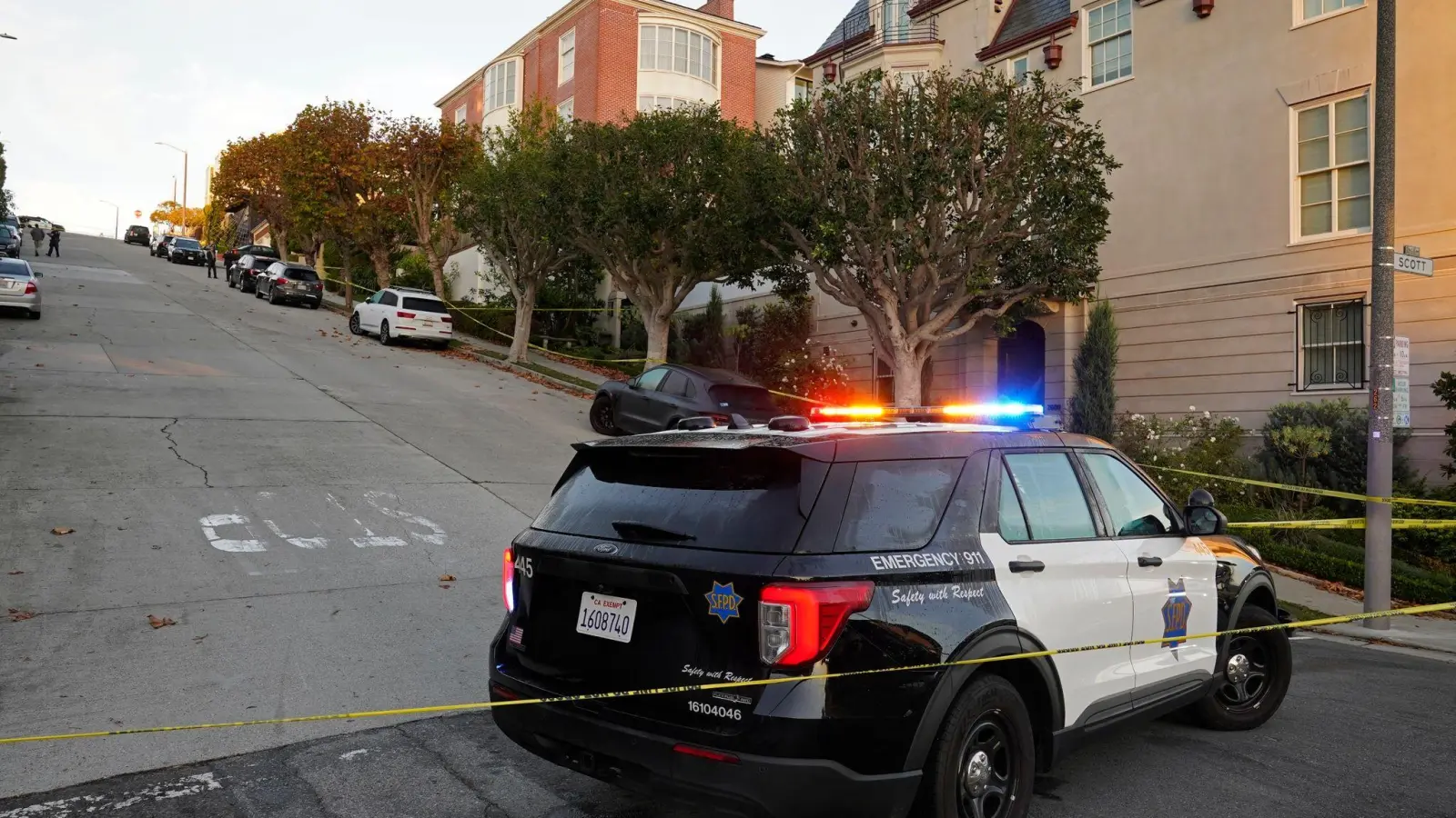 Ein Polizeiauto blockiert die Straße unterhalb des Hauses von Nancy und Paul Pelosi in San Francisco. (Foto: Eric Risberg/AP/dpa)