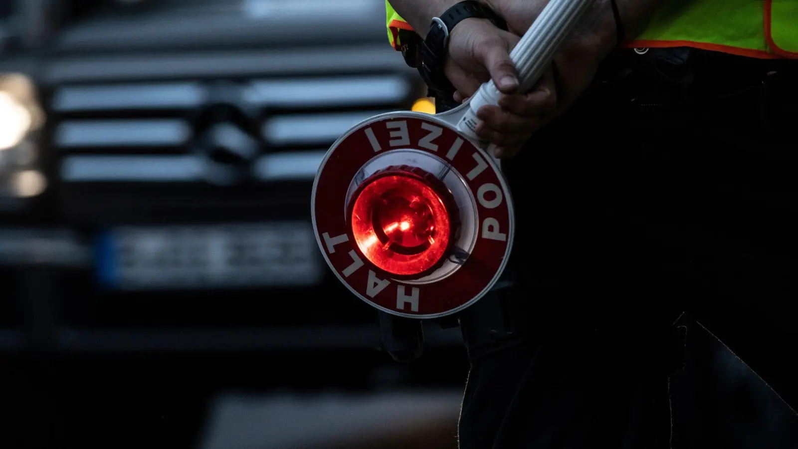 Bei einer Kontrolle der Polizei ist ein 31-Jähriger bei Bad Windsheim schon wieder ohne Führerschein aufgefallen. (Symbolbild: Paul Zinken/dpa)