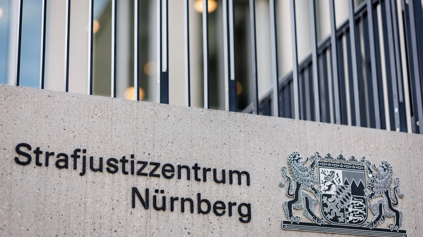 Ein Mann steht in Nürnberg wegen des Vorwurfs der schweren Zwangsprostitution vor Gericht. (Archivbild) (Foto: Daniel Karmann/dpa)