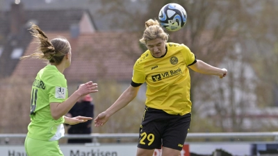 Hier sah es noch so aus, als könnten der SV Weinberg diesmal gewinnen: Der Kopfball zum 1:0 in der 8. Spielminute durch Lisa Wich. (Foto: Martin Rügner)