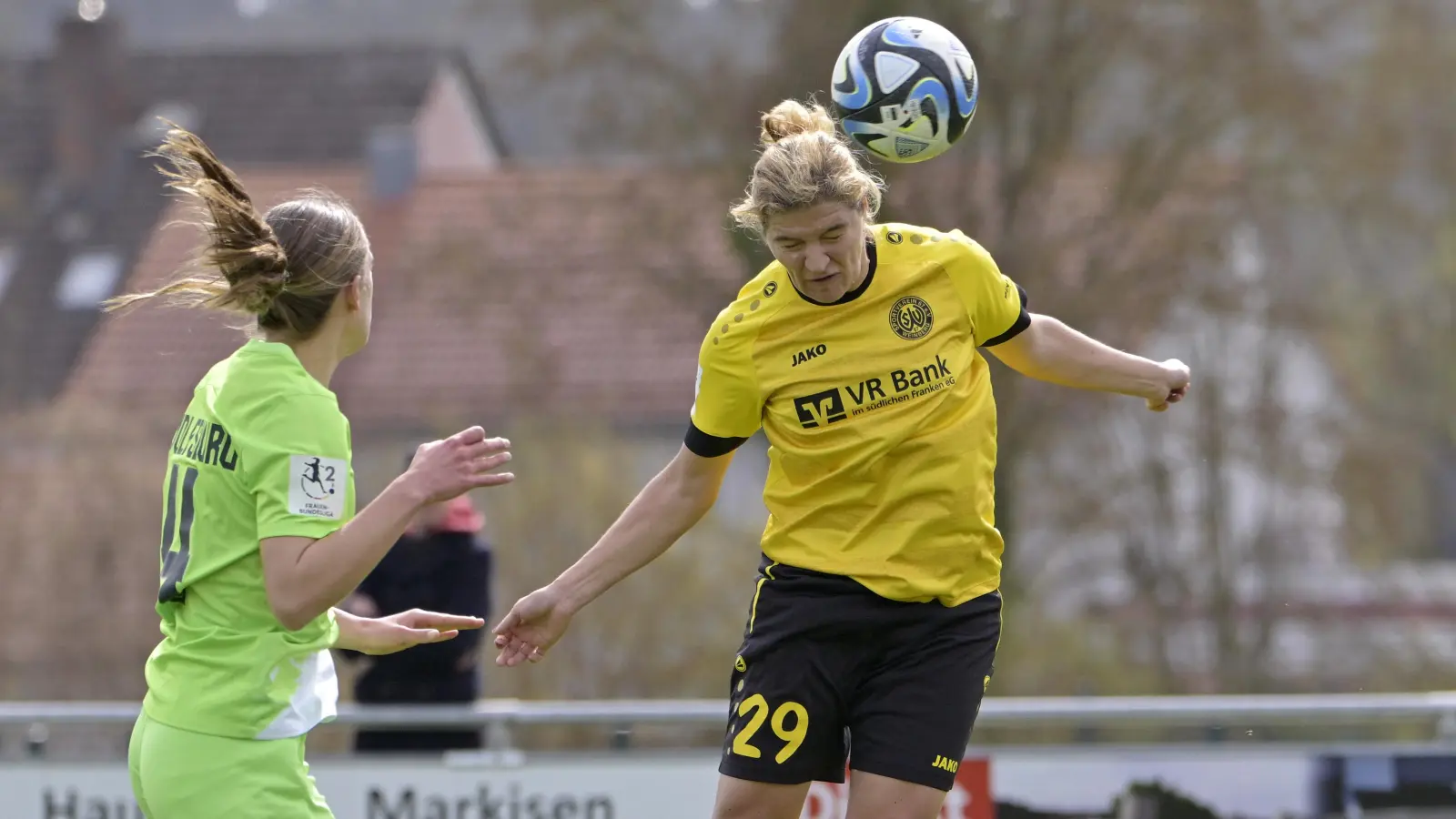 Hier sah es noch so aus, als könnten der SV Weinberg diesmal gewinnen: Der Kopfball zum 1:0 in der 8. Spielminute durch Lisa Wich. (Foto: Martin Rügner)