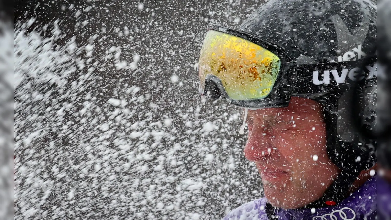 Romed Baumann bekommt in Garmisch eine Schampusdusche verabreicht. (Foto: Karl-Josef Hildenbrand/dpa)