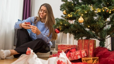 Nicht jedes Geschenk lässt sich problemlos umtauschen: Im stationären Handel gibt es kein gesetzliches Umtauschrecht, doch Händler handeln oft kulant. (Foto: Christin Klose/dpa-tmn)