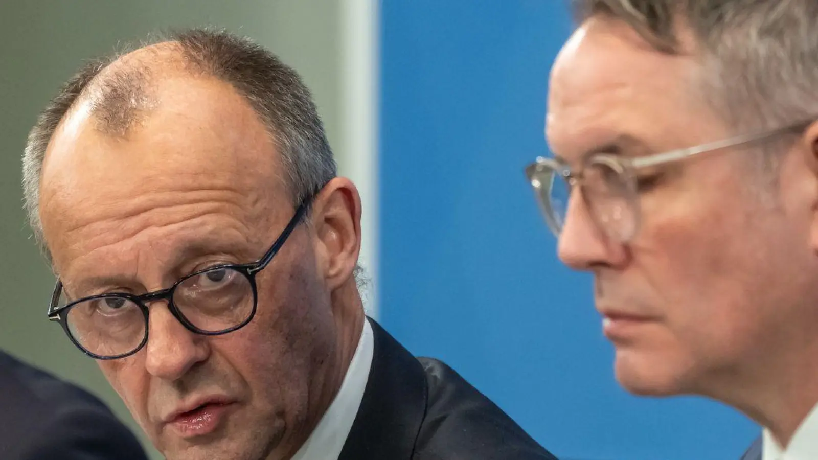 Einig beim einen Thema, zerstritten beim zweiten: Merz und die Ministerpräsidenten.  (Foto: Michael Kappeler/dpa)