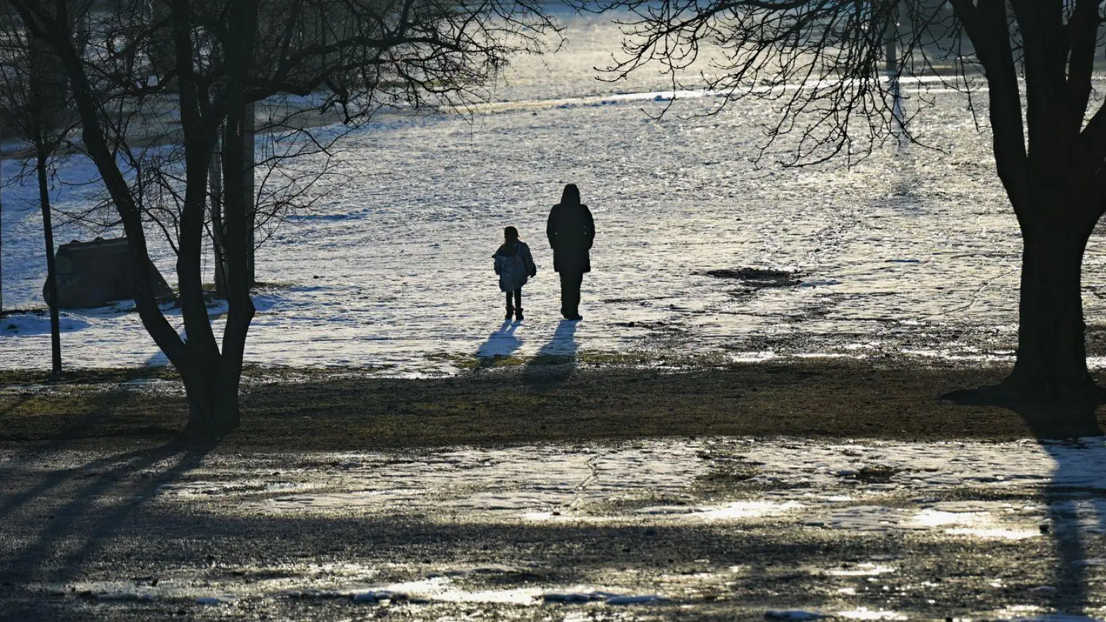 Noch ist der Winter nicht vorbei. In Teilen Bayerns könnte es wieder leicht schneien. (Archivbild) (Foto: Malin Wunderlich/dpa)