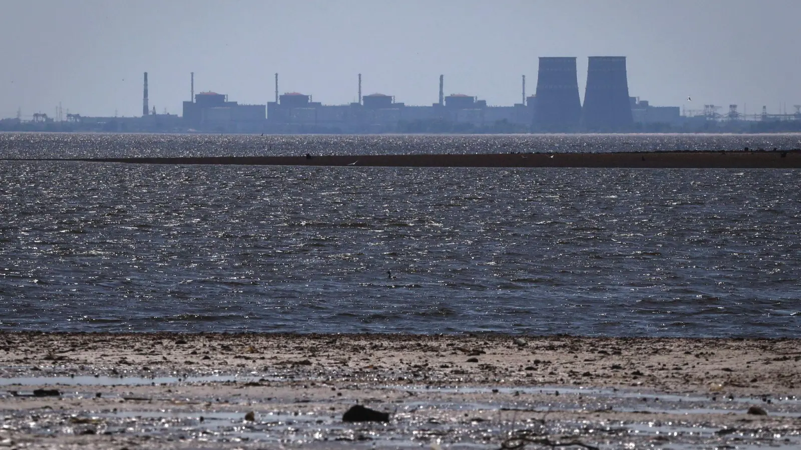 Das Kernkraftwerk Saporischschja im Hintergrund des flachen Kachowka-Stausees. Die Anlage ist seit 2022 unter russischer Besatzung. (Foto: Kateryna Klochko/AP)