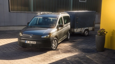 Wenn Sie sich für einen Umzug in Eigenregie entscheiden, ist eine gute Planung das A und O. Sorgen Sie für genügend Kartons und Polsterfolie, um zerbrechliche Gegenstände zu schützen. Auch die Größe des Fahrzeugs sollte gut durchdacht sein. Reicht ein Anhänger für das eigene Auto oder muss es ein Lastwagen sein? (Foto: Volkswagen)