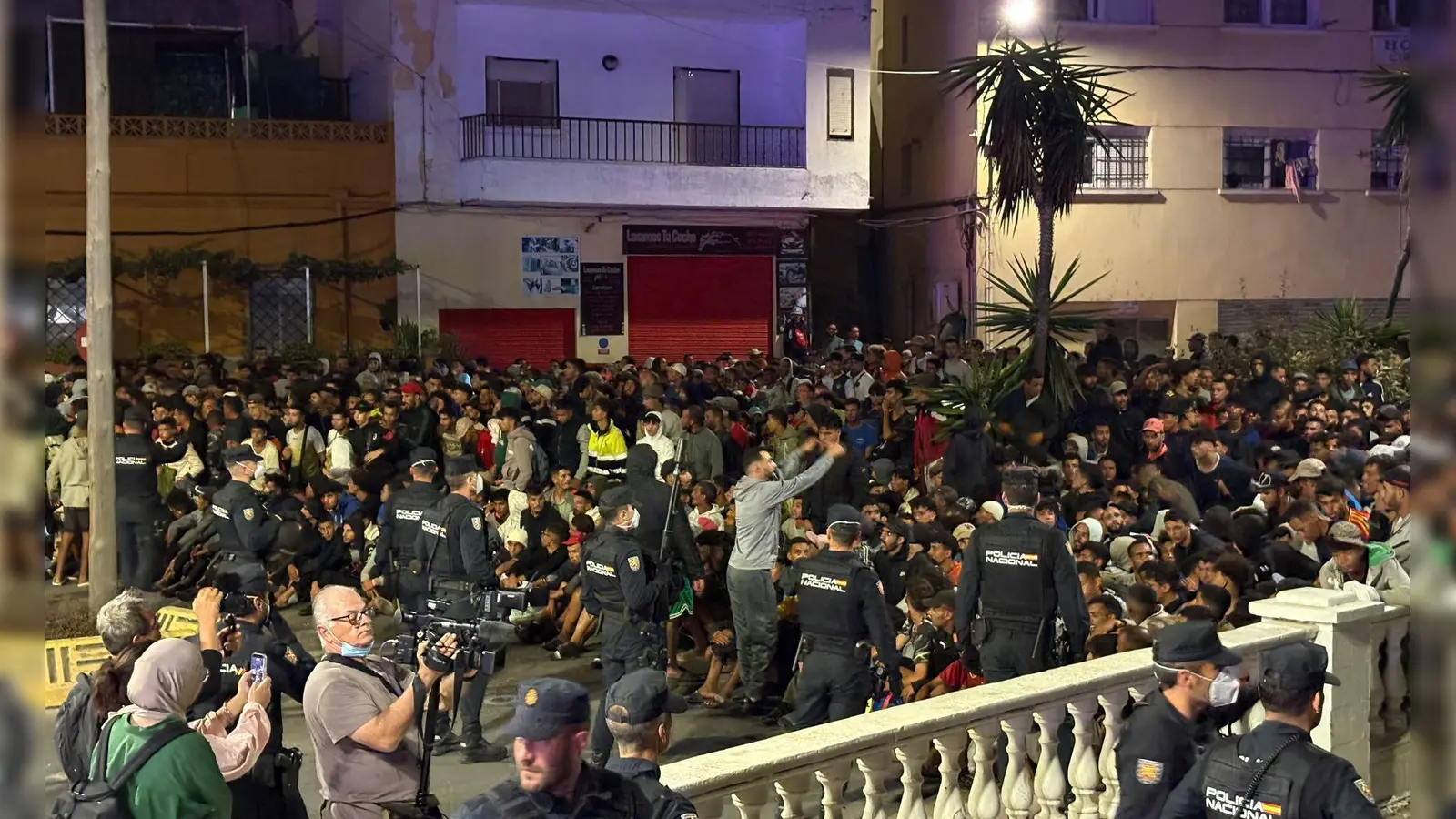Die Polizei musste die Menge mit zusätzlichen Kräften unter Kontrolle bringen. (Foto: Gabriela Sardá Núñez/EUROPA PRESS/dpa)
